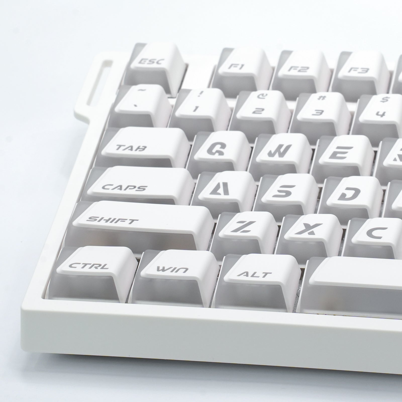 ATTACK SHARK SK07, 131 teclas, keycaps Prism com iluminação transparente, ANSI, branco